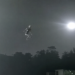 Penampakan Alien Lompat Viral