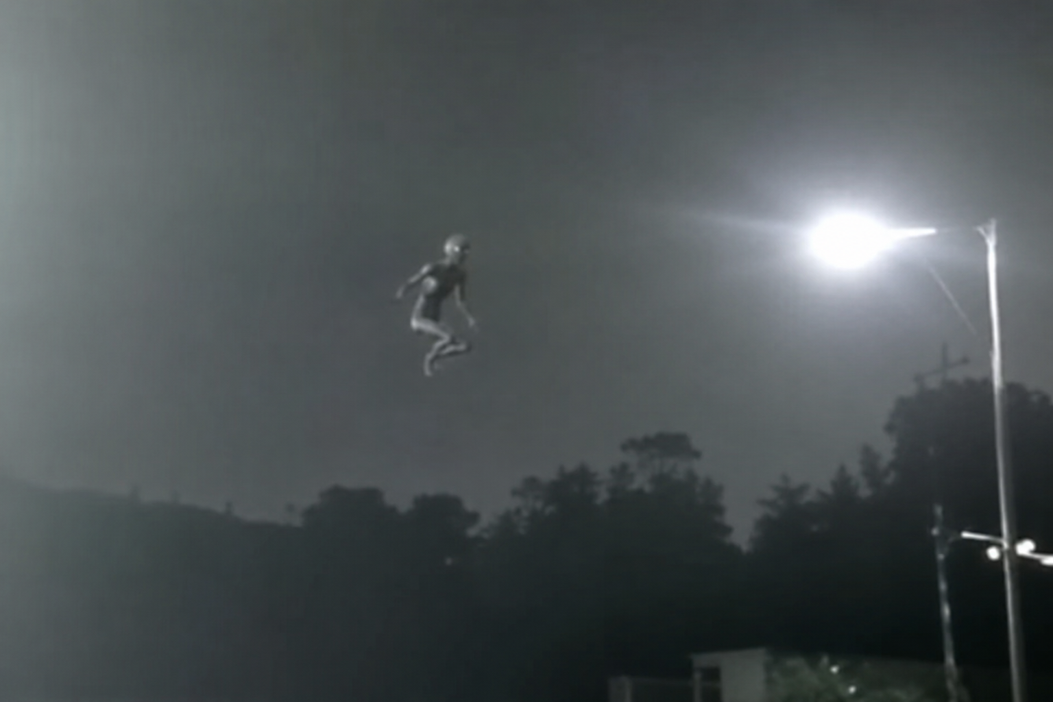 Penampakan Alien Lompat Viral